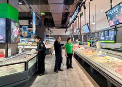 法律人员正细心核查食物出产日期、保质期、储